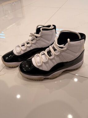 Jordan Retro 11 High-Top Sneakers - White/Black